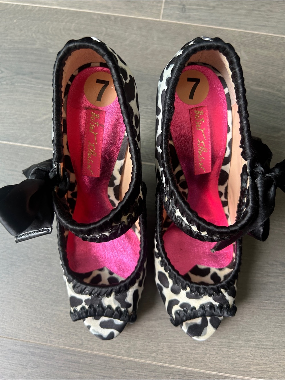 Betsey Johnson Mary Jane Bow Peep Toe Pumps Black White Animal Print Heels Sz 7 - Picture 2 of 15